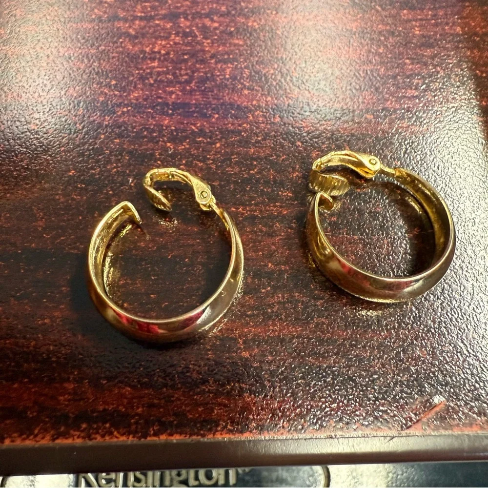 Avon vintage small classic hoop gold-Toned clip earrings NIB 1989